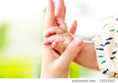 Mother and baby hold hands Parent-child contact Mother and baby hold hands Parent-child contact 72012487