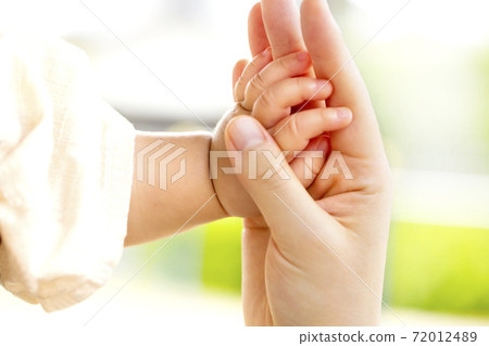 Mother and baby hold hands Parent-child contact Mother and baby hold hands Parent-child contact 72012489