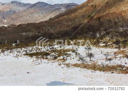 Akagiyama in winter Snow scene at Kakumanbuchi 72012782