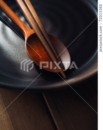 木匙、筷子和陶瓷盤 72013368