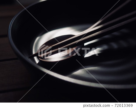 木匙、筷子和陶瓷盤 72013369