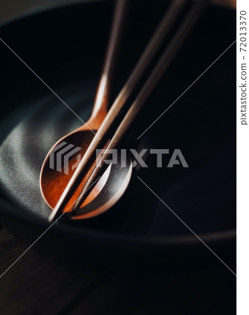 木匙、筷子和陶瓷盤 72013370