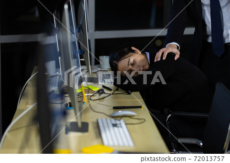 The manager standing behind the employees who secretly slept during working hours 72013757