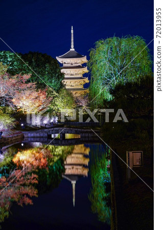 Toji Temple with autumn leaves reflected on the surface of the water 72013955