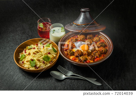 North African clay pot dishes (Tagine) 72014039