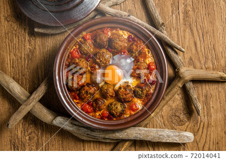 North African clay pot dishes (Tagine) 72014041