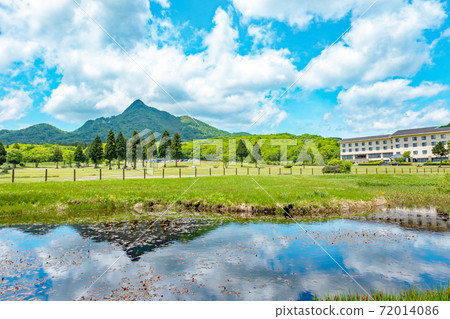 Daisen Kagamiganaru's fresh green and early summer scenery Daisen Kagamiganaru's fresh green and early summer scenery 72014086