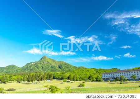 Daisen Kagamiganaru's fresh green and early summer scenery Daisen Kagamiganaru's fresh green and early summer scenery 72014093
