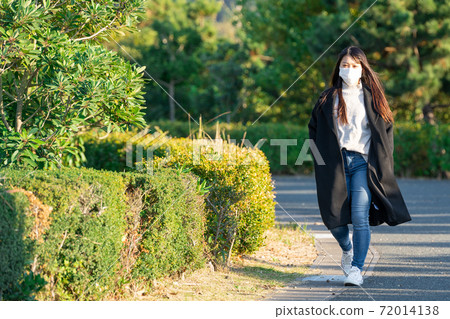 戴著面具，在公園散步的女人 72014138