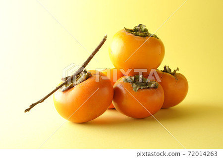 堆放柿子水果並滾下來。 72014263