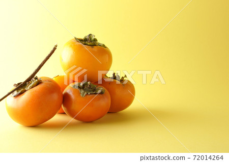 堆放柿子水果並滾下來。 72014264