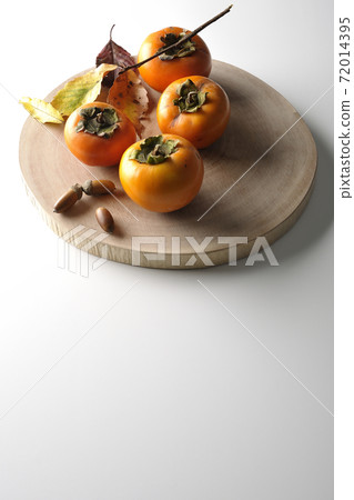 柿子,橡子和落葉在白色背景上的原木砧板上的照片 柿子,橡子和落葉在白色背景上的原木砧板上的照片 72014395