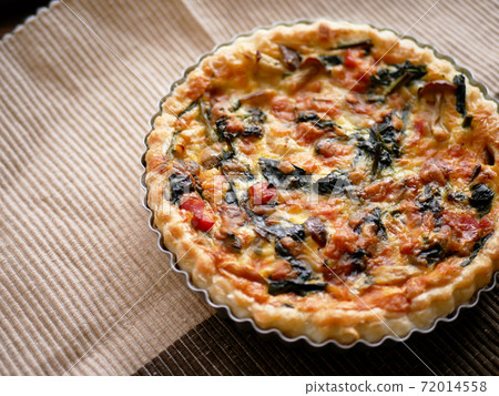 Freshly baked quiche on a place mat 72014558