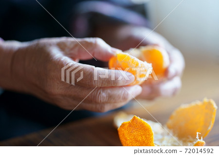 老年人吃橘子(高級婦女) 老年人吃橘子(高級婦女) 72014592