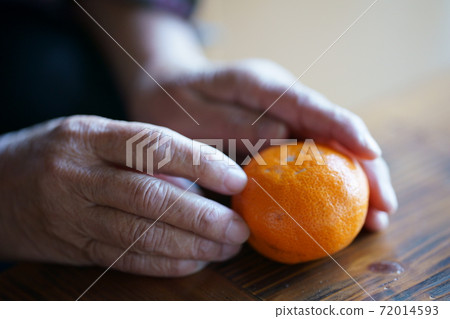 老年人吃橘子（高級婦女） 72014593