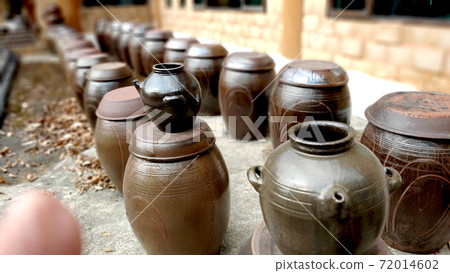 在戶外用大罐子上面的小罐子 72014602