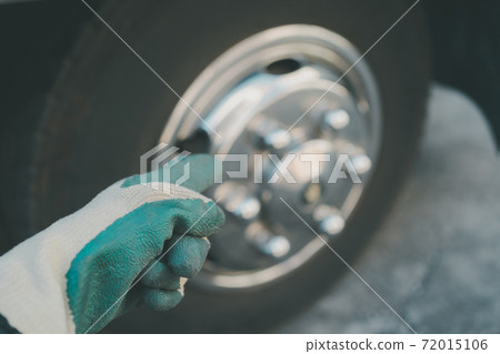 Truck tire inspection 72015106