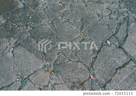Cracked concrete 72015113