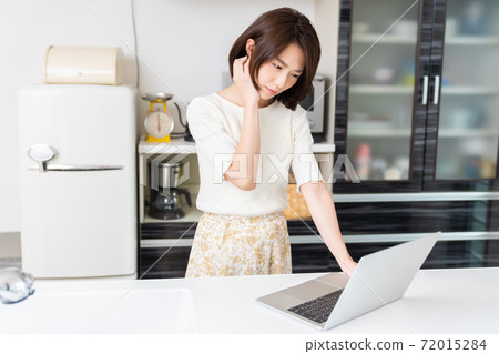 我想起一個女人在廚房裡看個人電腦 我想起一個女人在廚房裡看個人電腦 72015284