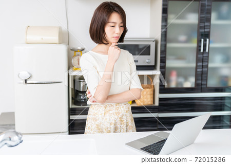 我想起一個女人在廚房裡看個人電腦 我想起一個女人在廚房裡看個人電腦 72015286
