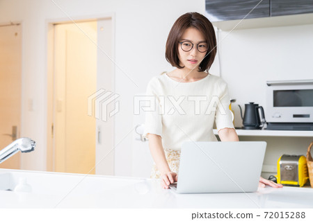 想著一個女人看著一台電腦 72015288