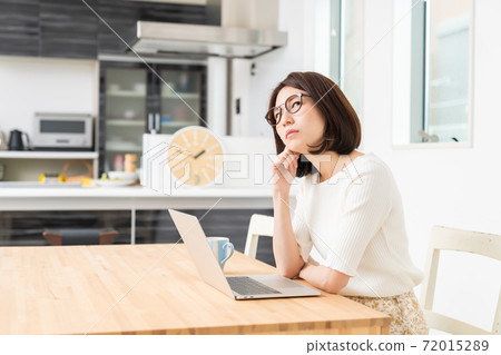 想著一個女人看著一台電腦 想著一個女人看著一台電腦 72015289
