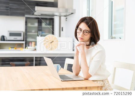 想著一個女人看著一台電腦 想著一個女人看著一台電腦 72015290