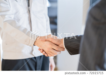 工程師和商人握手 72015715