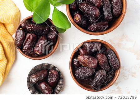 Dried date fruit in bowl 72015789