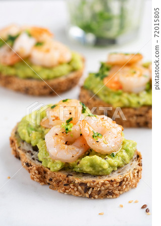 Bruschetta with avocado cream and shrimps 72015805
