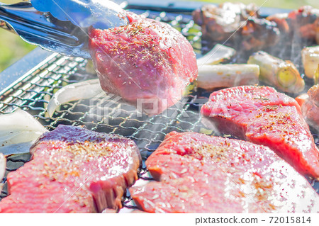 在室外露天烤架上烤牛肉 72015814