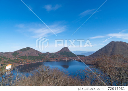 從Himuro山的山路上看到的Haruna湖（右邊的Haruna富士山，中心後面是Torihatagatake） 72015981