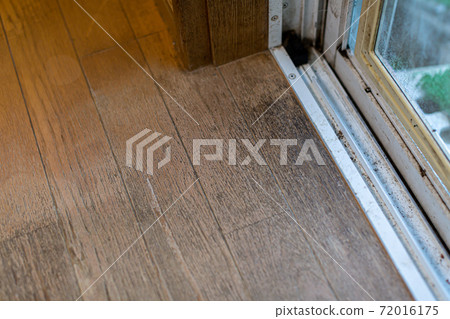 Flooring damage 72016175