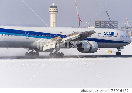 冬季新千歲機場降落飛機北海道千歲市 冬季新千歲機場降落飛機北海道千歲市 72016182