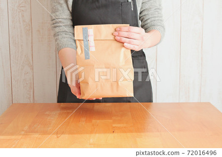 女職工交接貨物 72016496