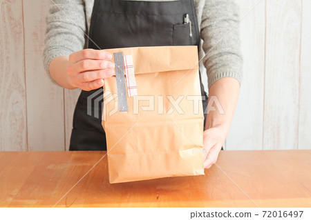 女店員移交產品 72016497