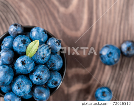 Blueberries in bowl, flat lay Blueberries in bowl, flat lay 72016513