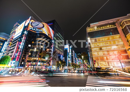 日本的東京城市景觀從Suyoriyabashi交叉路口看到的銀座(夜景)= 2020年11月27日 日本的東京城市景觀從Suyoriyabashi交叉路口看到的銀座(夜景)= 2020年11月27日 72016568