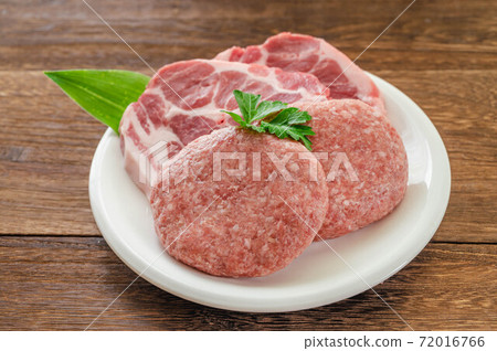 Raw hamburger and pork shoulder loin Raw hamburger and pork shoulder loin 72016766