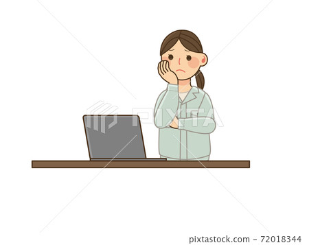 一個穿著工作服的女人擔心她的手臂在電腦前橫渡 一個穿著工作服的女人擔心她的手臂在電腦前橫渡 72018344
