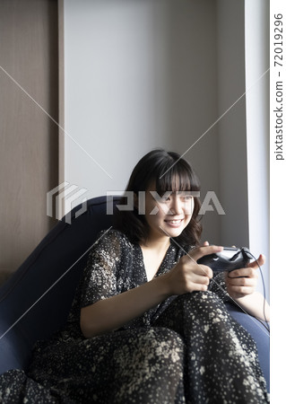 Women playing games 72019296