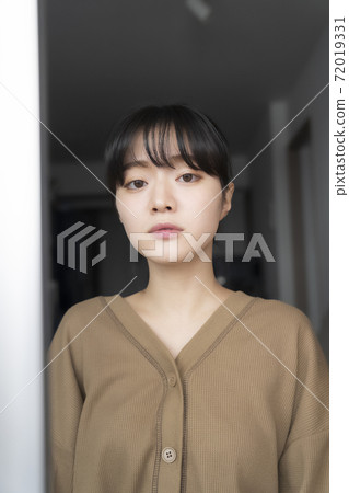 Pretty female portrait 72019331