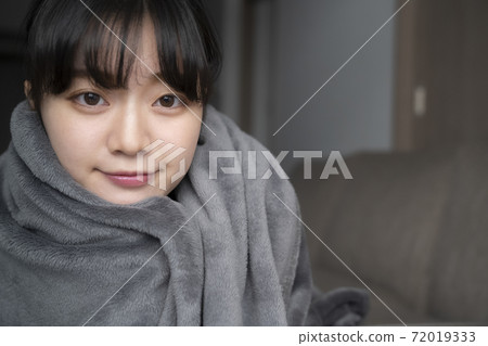女人裹在毯子裡 72019333