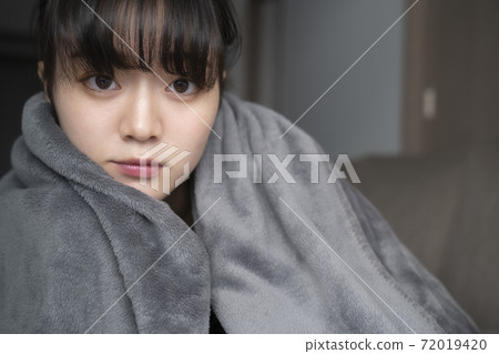 女人裹在毯子裡 72019420