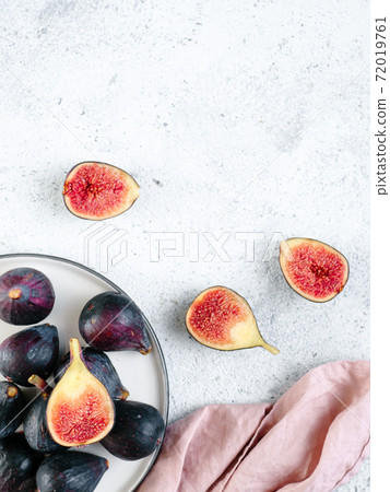 Whole and half figs isolated topview 72019761
