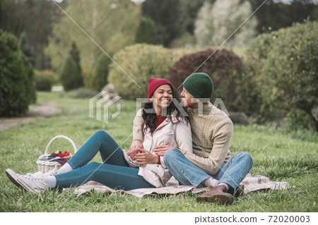 Happy couple having a family picnic in the park 72020003