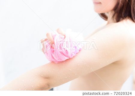 一個女人在洗澡時用鞭打的淨身毛巾洗身體 72020324