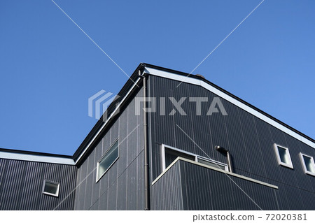 黑色公寓和藍天 72020381