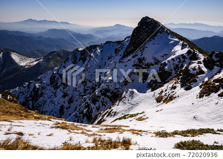 白雪皚皚的谷川嶽山頂和町澤 白雪皚皚的谷川嶽山頂和町澤 72020936
