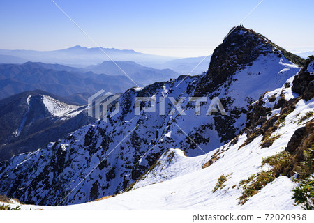 白雪皚皚的谷川嶽山頂和西九郎山脊 白雪皚皚的谷川嶽山頂和西九郎山脊 72020938